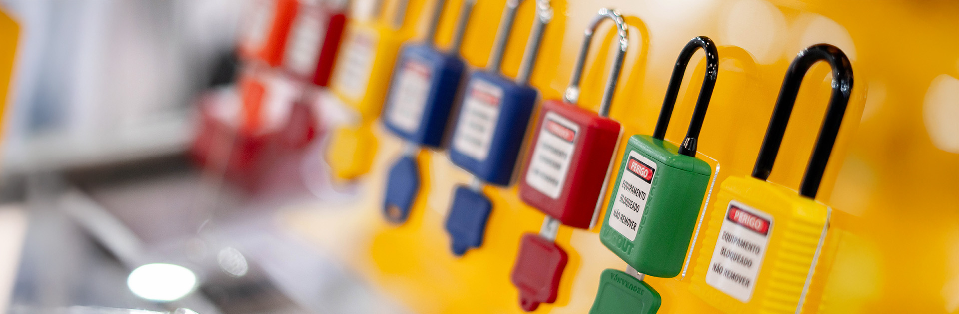 Cadeados plásticos coloridos: como escolher e padronizar no LOTO
