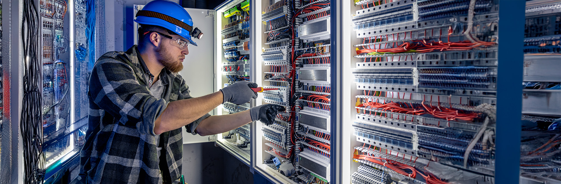 Tipos de disjuntores: quais são, suas características e como realizar bloqueios de segurança